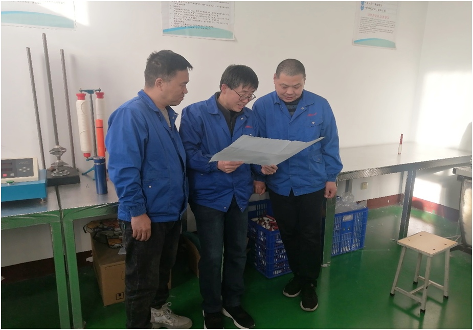 售后服务人员向技术工程师请教技术问题，并得到详细讲解